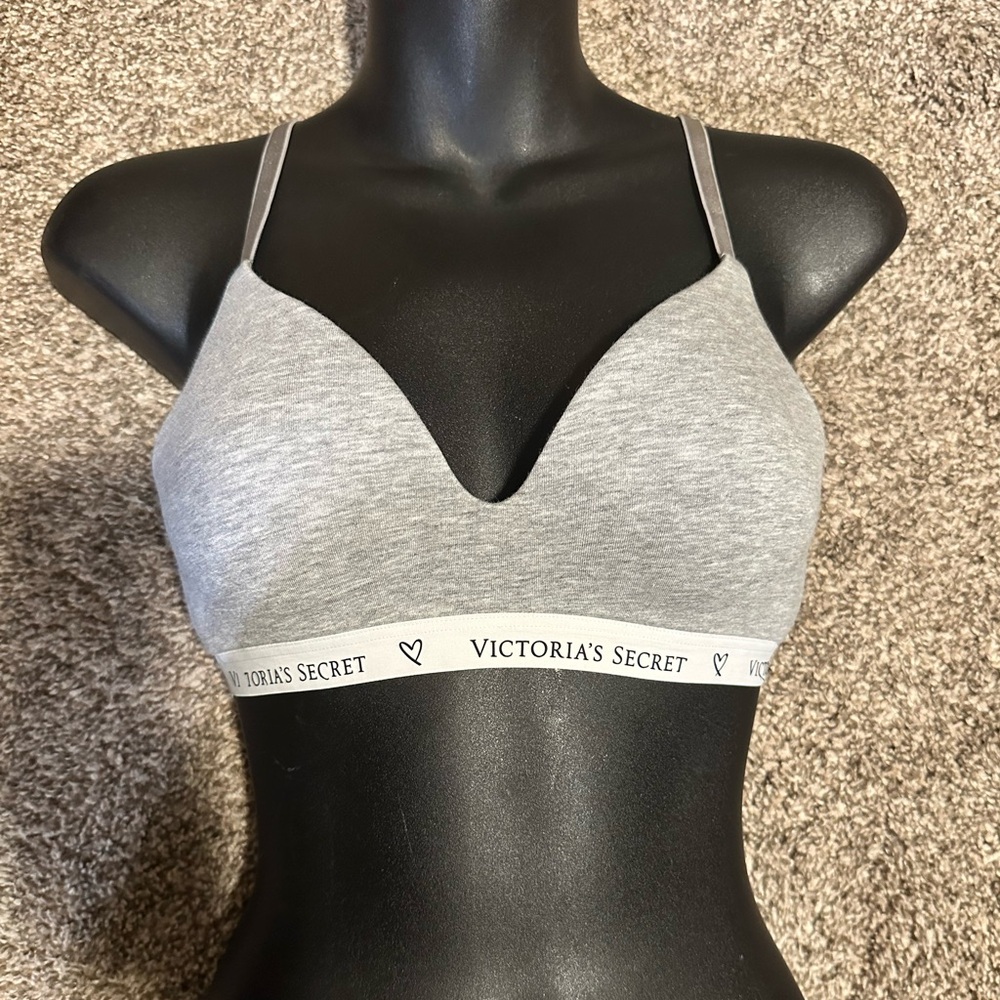 🚫 SOLD 🚫 Victoria Secret THE T-SHIRT Lightly-Lined Wireless Bra size: 32B
